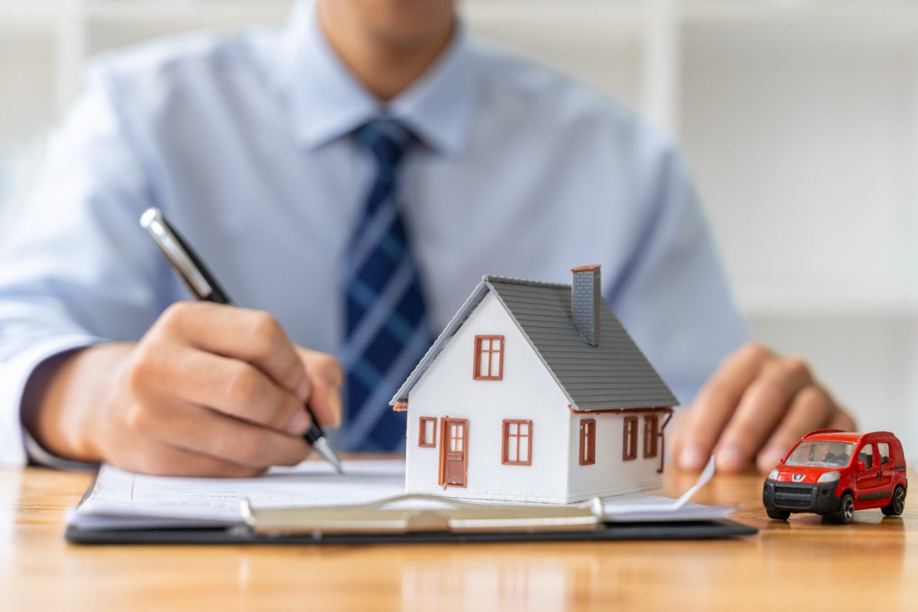 Close,Up,Hand,Of,A,Male,Realtor,Writing,Up,Rental